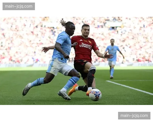 达洛特频繁前插暴露身后空当 曼联边后卫攻防平衡难以兼顾 达洛特频繁前插暴露身后空当 曼联边后卫攻防平衡难以兼顾